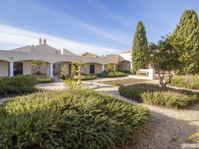 2 bed ground floor property in Lagoa Algarve 1