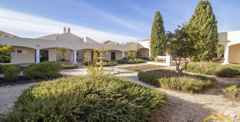 2 bed ground floor property in Lagoa Algarve 1