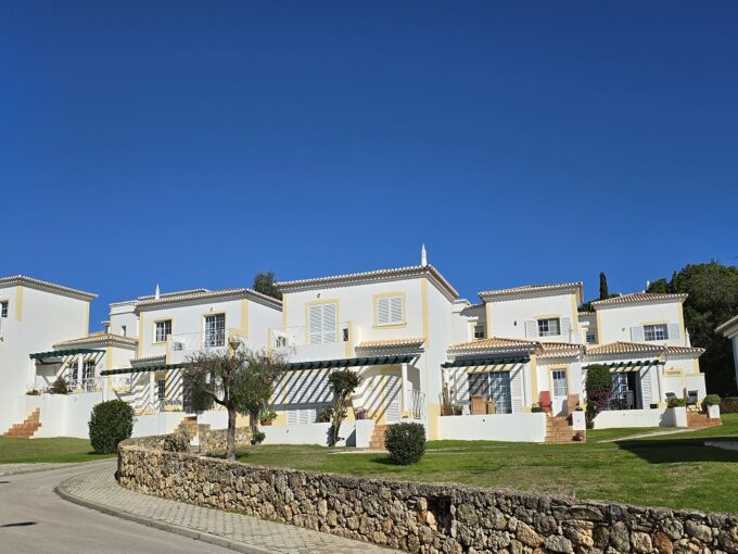 2 bed townhouse in Quinta do Rosal, Carvoeiro, Algarve 1