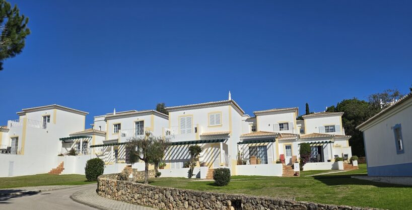 2 bed townhouse in Quinta do Rosal, Carvoeiro, Algarve 1
