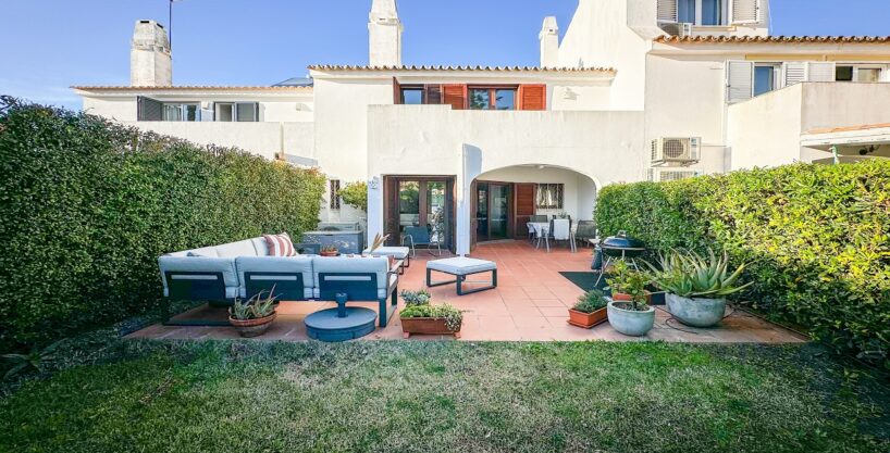 2 bed townhouse near the beach in Quarteira, Algarve 1