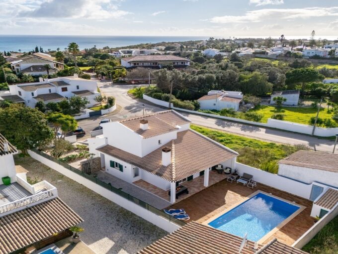 3 bed villa with pool and garage for sale in Praia da Luz 1