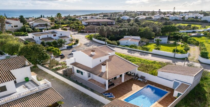 3 bed villa with pool and garage for sale in Praia da Luz 1
