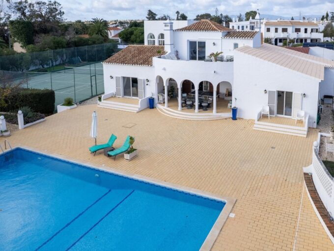 6 bed villa with pool & tennis court in Carvoeiro, Algarve 1