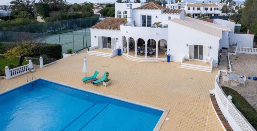 6 bed villa with pool & tennis court in Carvoeiro, Algarve 1