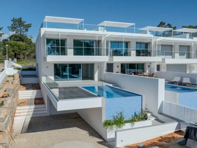 Brand new 3 bed linked villa in Vilas Alvas 2