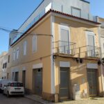Commercial space plus 2 apartments in Loule Centre, Algarve 1