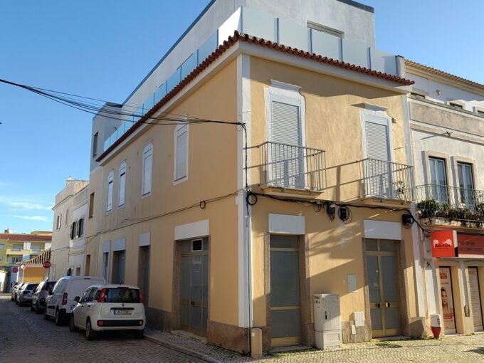Commercial space plus 2 apartments in Loule Centre, Algarve 1
