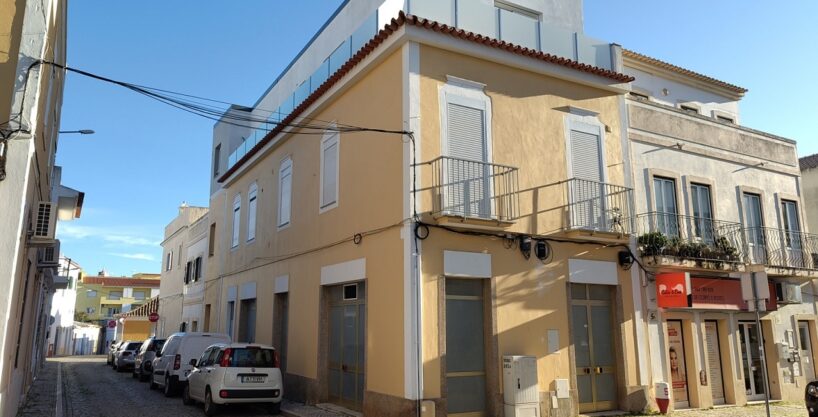Commercial space plus 2 apartments in Loule Centre, Algarve 1