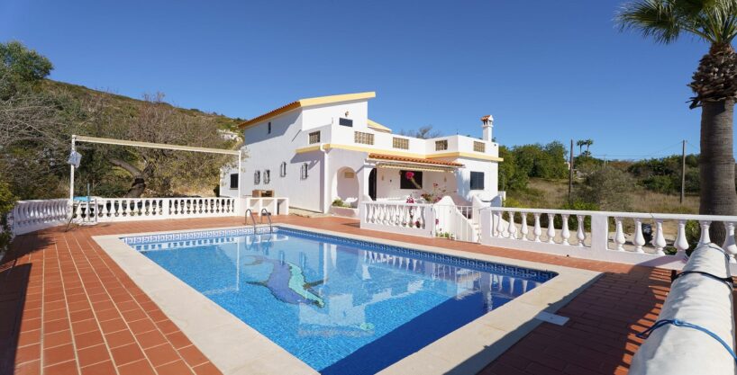 Detached 3 bed 3 bath villa with pool in Santa Barbara de Nexe, Algarve 2