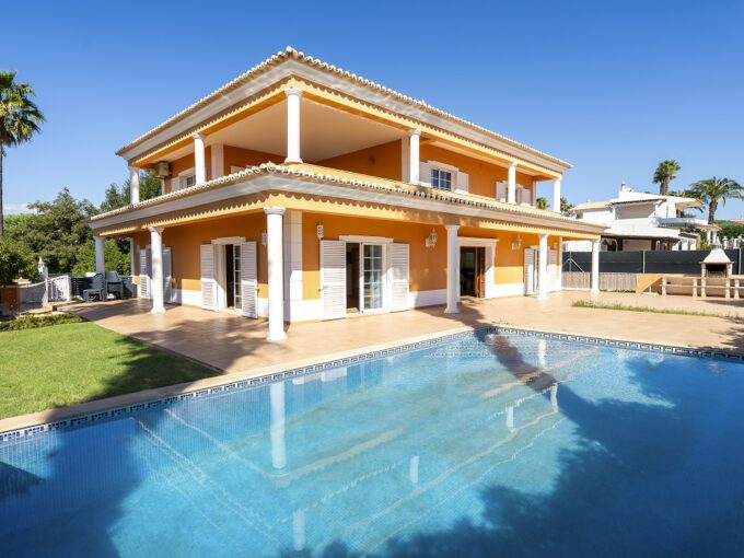 Detached 4 bed villa with basement in Almancil, Algarve 1