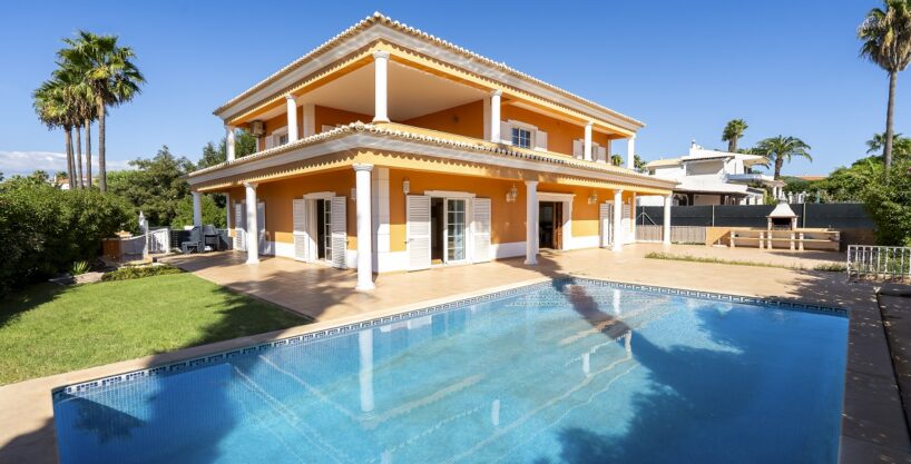 Detached 4 bed villa with basement in Almancil, Algarve 1