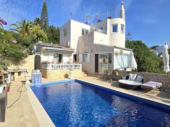 Detached 4 bed villa with pool in Carvoeiro, Algarve 1