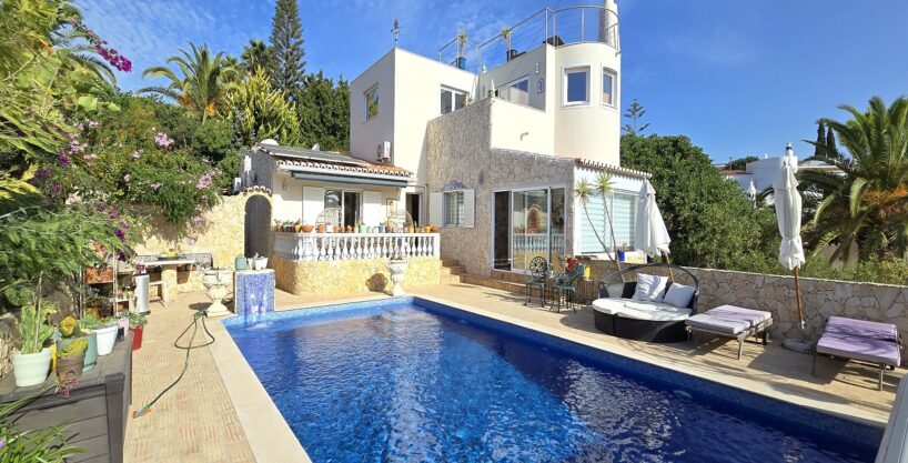 Detached 4 bed villa with pool in Carvoeiro, Algarve 1