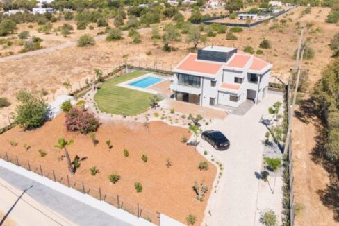 Detached 5 bed villa near Trafal beach, Quarteira, Algarve 1