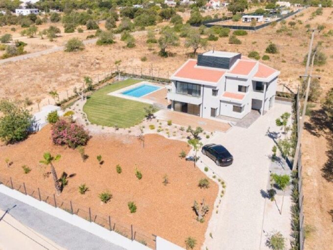 Detached 5 bed villa near Trafal beach, Quarteira, Algarve 1