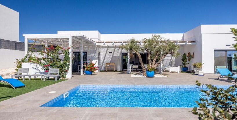 Modern detached 4 bed villa & annexe near Moncarapacho, Algarve 1