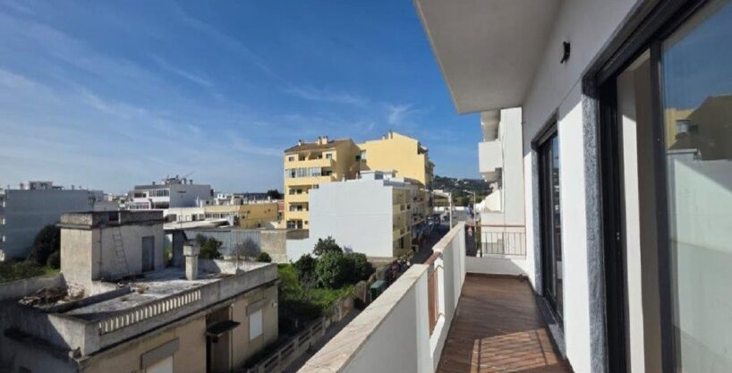 3 bed renovated apartment in central Loule, Algarve 1