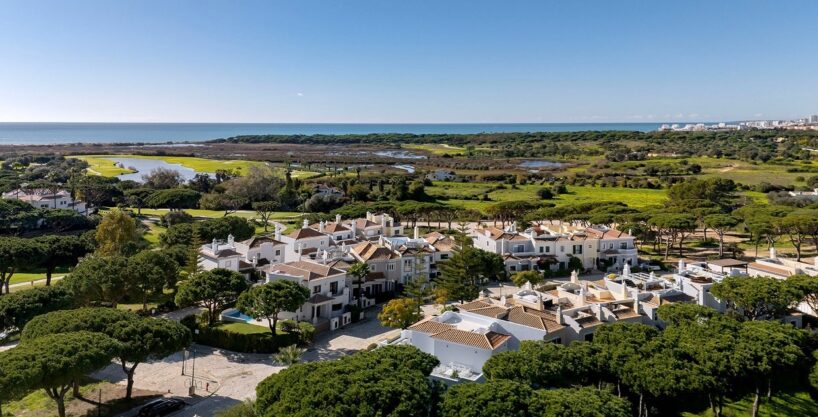 3 bed townhouse with pool in Vale do Lobo, Algarve 2