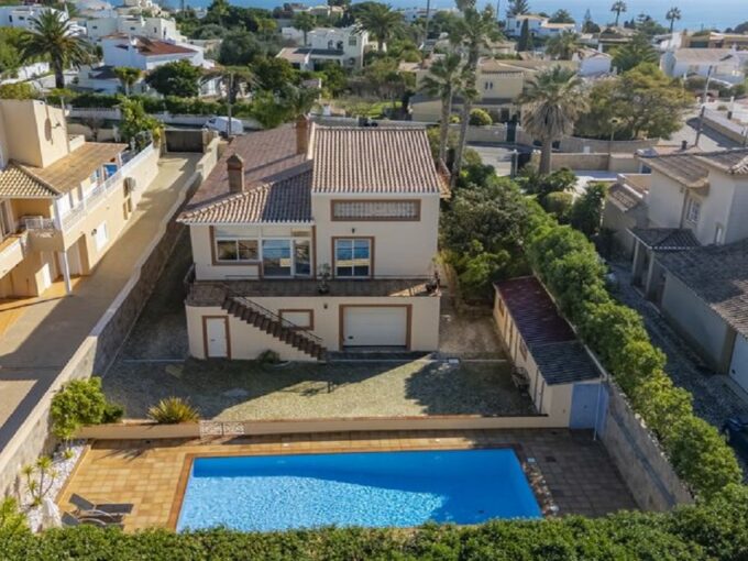 3 bed villa with pool for sale in Luz, West Algarve 5
