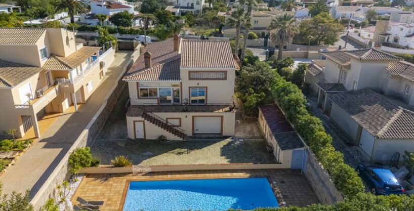 3 bed villa with pool for sale in Luz, West Algarve 5