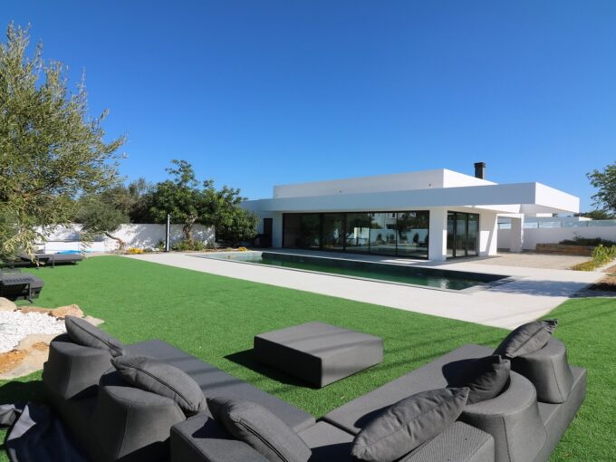 4 bed modern villa with pool in Sao Bras de Alportel, Algarve 1