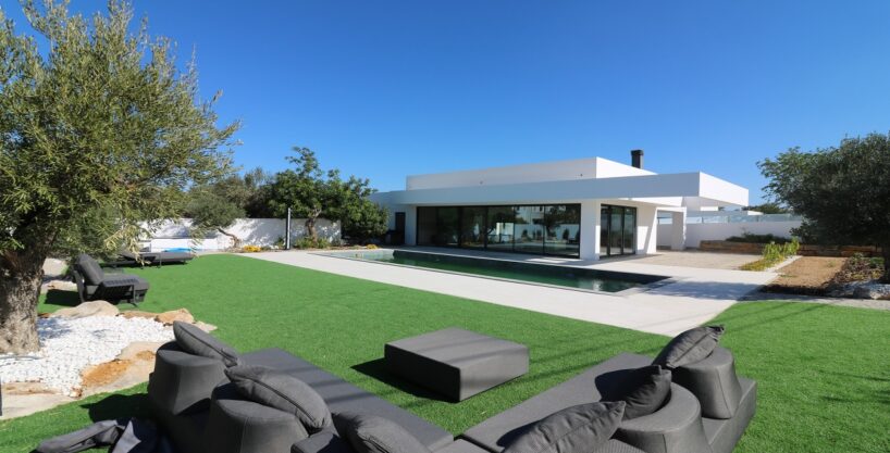 4 bed modern villa with pool in Sao Bras de Alportel, Algarve 1