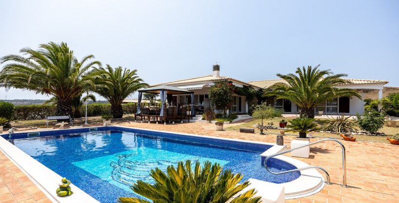 4 bed villa for sale in Bensafrim, Lagos, Algarve 1