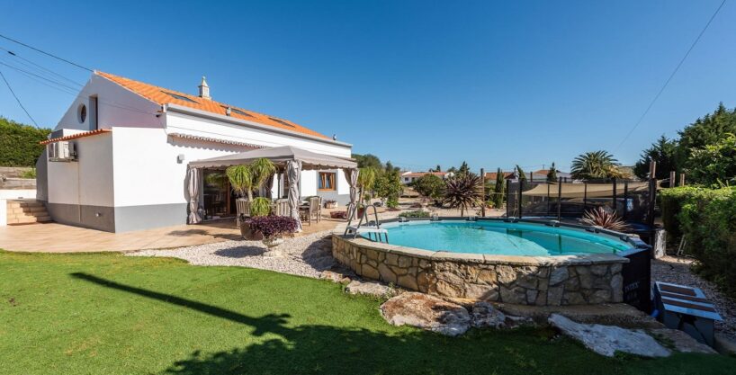 4 bed villa for sale in Budens, West Algarve 1