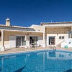 4 bed villa with pool & garage in Lagos, Algarve 1