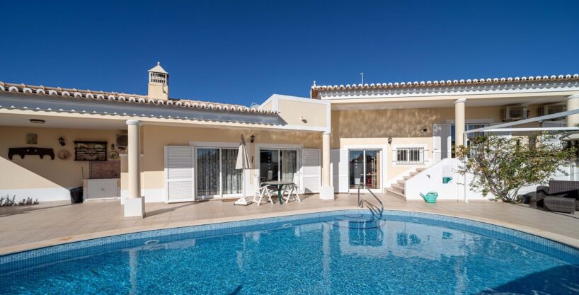 4 bed villa with pool & garage in Lagos, Algarve 1