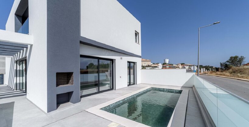 4 bed villa with pool in Mexilhoeira Grande, Portimao, Algarve 01