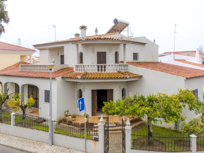 5 bed villa for sale in Loule, Algarve for renovation 3