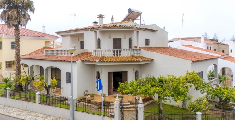 5 bed villa for sale in Loule, Algarve for renovation 3