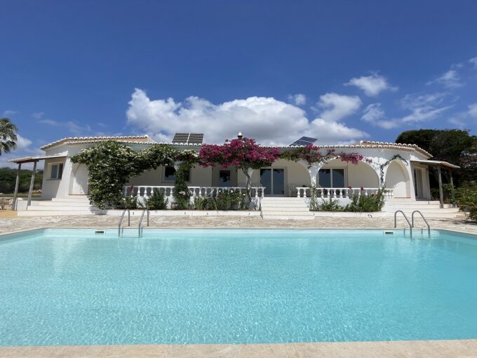 5 bed villa with land for sale In Burgau, Algarve 1