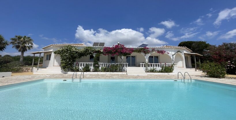 5 bed villa with land for sale In Burgau, Algarve 1