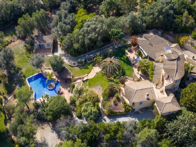 6 bed villa with 1 hectare on Monte Funchall, Lagos 1