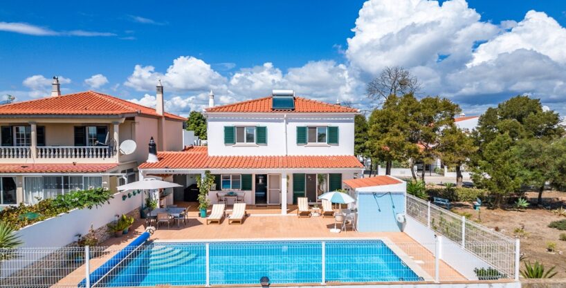 Detached 3 bed villa within walking distance to Fuzeta beach, Algarve 1