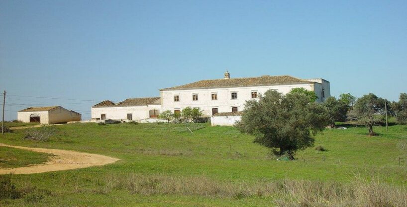 Old Algarve manor house for renovation in Olhos de Agua 1