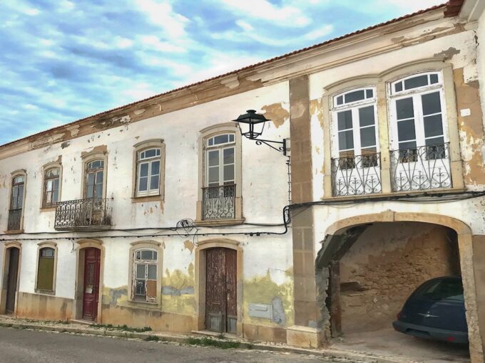 Townhouse with 2 bed apartment plus commercial area In Lagoa, Algarve 1