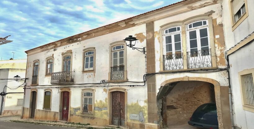 Townhouse with 2 bed apartment plus commercial area In Lagoa, Algarve 1