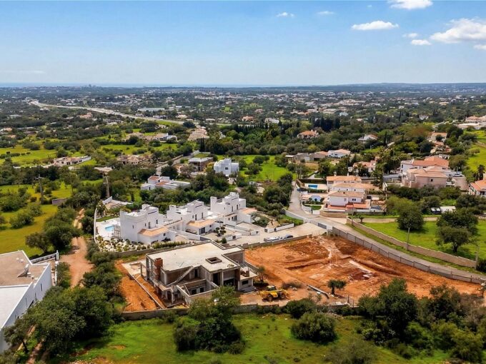 Unfinished villa for sale in Vale d Eguas, Almancil, Algarve 1