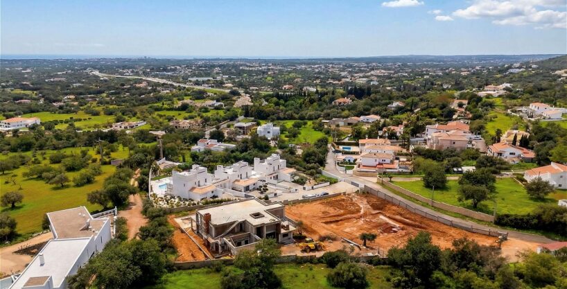 Unfinished villa for sale in Vale d Eguas, Almancil, Algarve 1