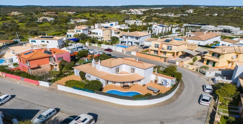 3 bed 3 bath villa for sale in Almadena, Luz, Algarve 4