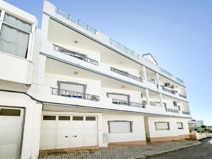 3 bed apartment with distant sea views in Loule, Algarve 1