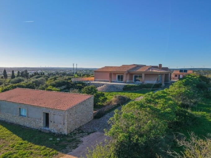 3 bed countryside villa in Praia da Luz, Algarve 1