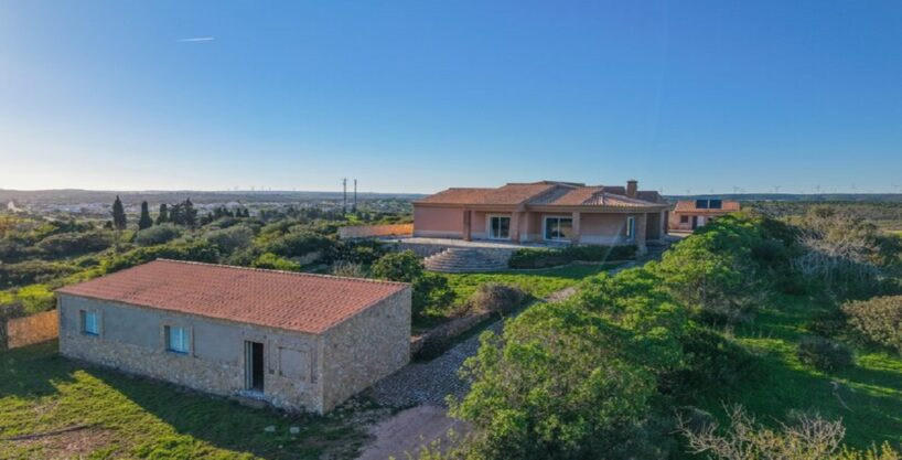 3 bed countryside villa in Praia da Luz, Algarve 1