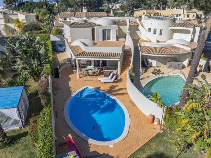 4 bed linked villa with pool & garage in Vilamoura, Algarve 1