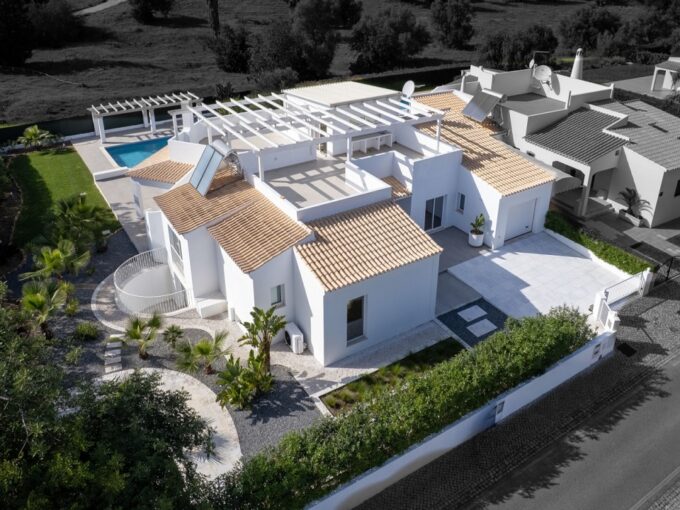4 bed renovated villa with pool in Vilamoura, Algarve 2