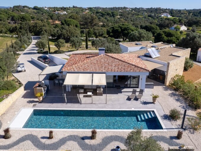 4 bed single level villa for sale in Carvoeiro, Algarve 1